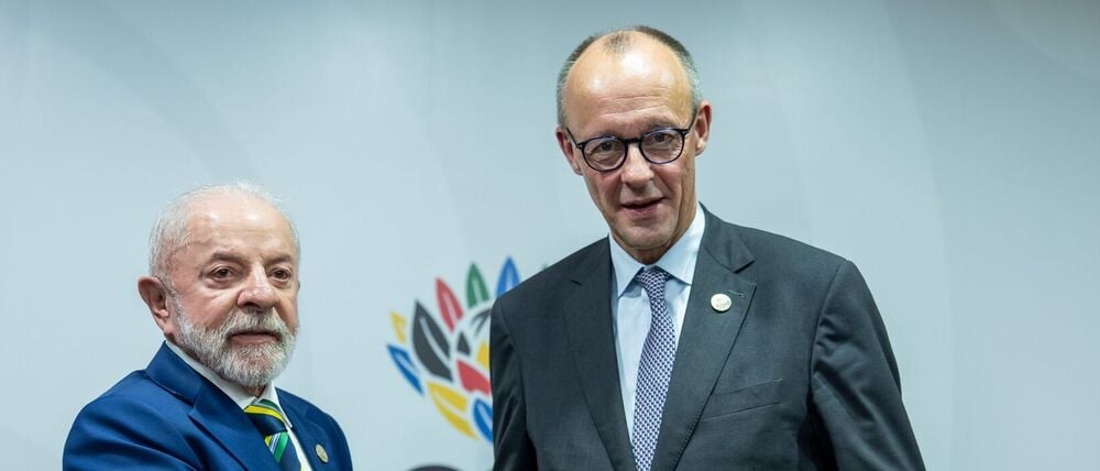 Bundeskanzler Friedrich Merz (CDU,) reicht Luiz Lula da Silva, Präsident von Brasilien, die Hand bei einem bilateralen Treffen beim G20-Gipfel (Symbolbild).