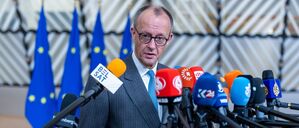 Bundeskanzler Friedrich Merz (CDU) kommt zu der ersten Arbeitssitzung beim EU-Gipfel. 