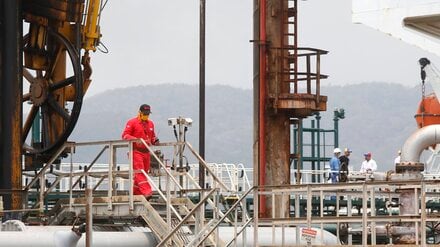 Ein venezolanischer Ölarbeiter betritt bei der Ankunft des iranischen Öltankers „Fortune“ in der Nähe von Puerto Cabello die Raffinerie El Palito.