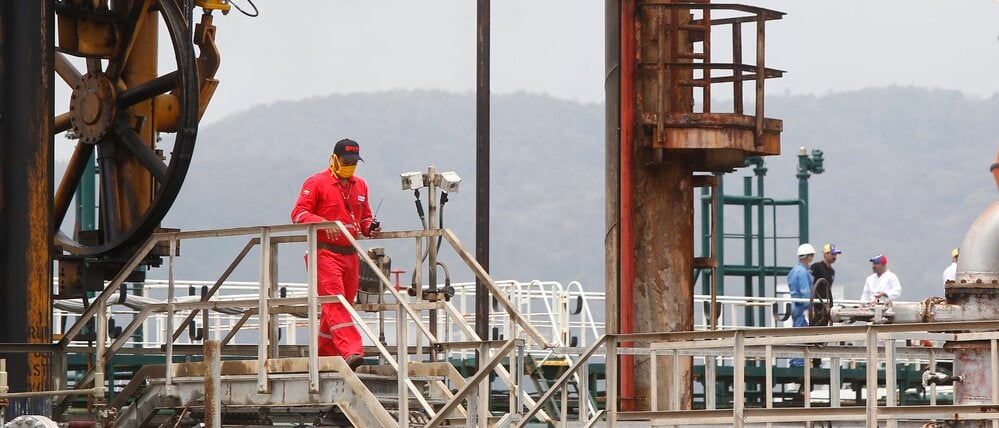 Ein venezolanischer Ölarbeiter betritt bei der Ankunft des iranischen Öltankers „Fortune“ in der Nähe von Puerto Cabello die Raffinerie El Palito.