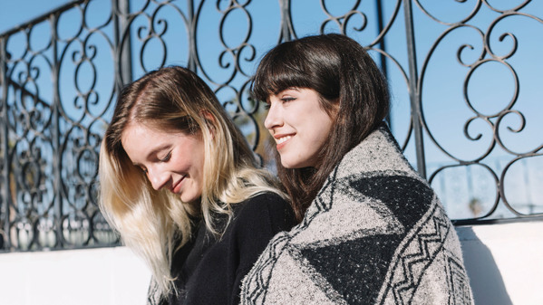 Freundschaft nach der Beziehung? Das schaffen queere Frauen erstaunlich oft.