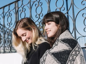 Freundschaft nach der Beziehung? Das schaffen queere Frauen erstaunlich oft.