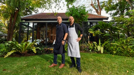 Thomas und Mathias Sühring aus Berlin-Marzahn kochen in Bangkok deutsche Küche in ihrem Restaurant Sühring. Im Dezember 2025 erhielten sie den dritten Michelin-Stern.