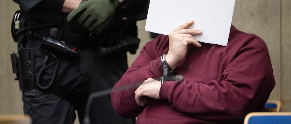 Bei der Fahrt Anfang März war der Angeklagte laut Staatsanwaltschaft gezielt auf Menschen zugefahren. Eine 83-jährige Frau und ein 54-jähriger Mann wurden getötet.