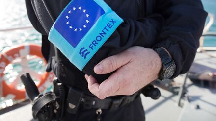 Die europäische Grenzschutzagentur Frontex sieht sich mit Schadenersatzklagen von Schutzsuchenden konfrontiert. (Archivbild)