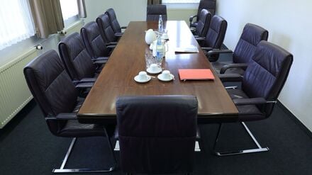 Die Vergütungen normaler Aufsichtsräte sind 2024 laut einer Studie der DSW im Schnitt um 3,0 Prozent gestiegen. (Symbolbild)