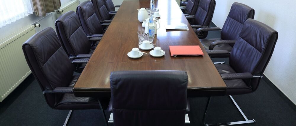 Die Vergütungen normaler Aufsichtsräte sind 2024 laut einer Studie der DSW im Schnitt um 3,0 Prozent gestiegen. (Symbolbild)