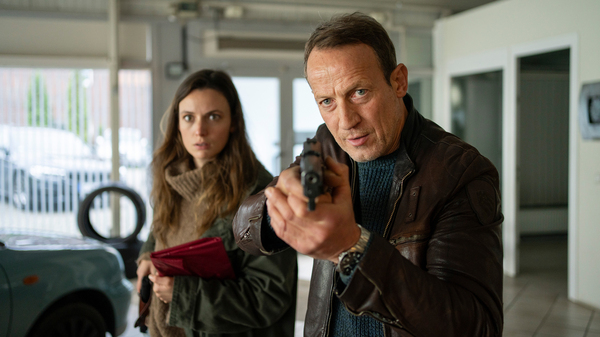 ARD/NDR TATORT: EIN GUTER TAG, am Sonntag (21.12.25) um 20:15 Uhr im ERSTEN. Lynn de Baer (Gaite Jansen) und Falke (Wotan Wilke Möhring). © NDR/Georges Pauly, honorarfrei - Verwendung gemäß der AGB im engen inhaltlichen, redaktionellen Zusammenhang mit genannter NDR-Sendung bei Nennung "Bild: NDR/Georges Pauly" (S2). NDR Presse und Information/Fotoredaktion, Tel: 040/4156-2306 oder -2305, pressefoto@ndr.de