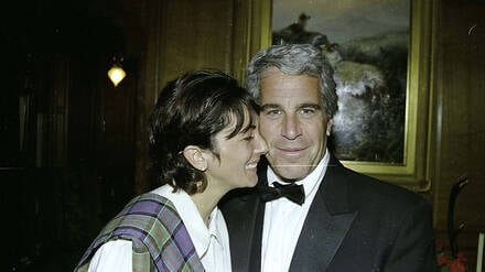 Ghislaine Maxwell zusammen mit Jeffrey Epstein (Archivbild)