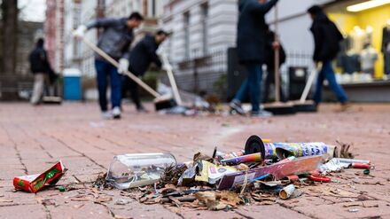 Seit etwa 30 Jahren räumen junge Muslime jeweils am Neujahrsmorgen Unrat von den Straßen. (Archivbild)