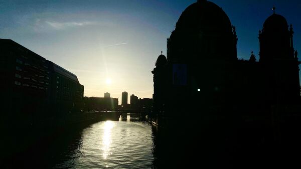 Über der Spree gleißt die Sonne – und es ist sofort wie ein kleiner Urlaub