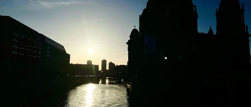 Über der Spree gleißt die Sonne – und es ist sofort wie ein kleiner Urlaub