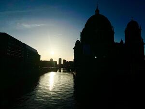 Über der Spree gleißt die Sonne – und es ist sofort wie ein kleiner Urlaub