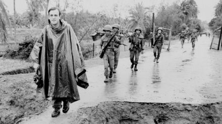 Peter Arnett marschiert mit vietnamesischen Truppen in Vietnam im Jahr 1965. 