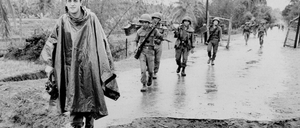 Peter Arnett marschiert mit vietnamesischen Truppen in Vietnam im Jahr 1965. 
