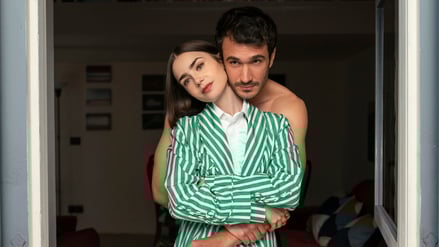 Lily Collins und Eugenio Franceschini ind „Emily in Paris“.