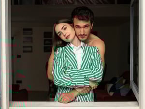 Lily Collins und Eugenio Franceschini ind „Emily in Paris“.