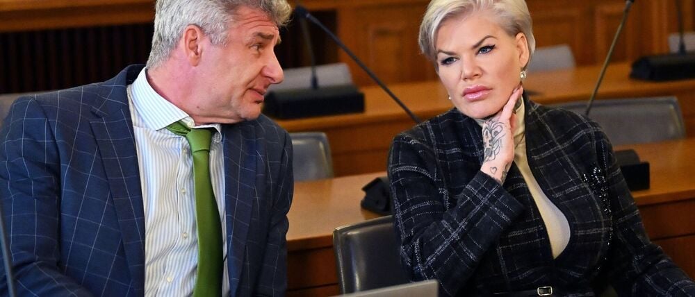 Melanie Müller bestreitet, einen Hitlergruß gezeigt zu haben.