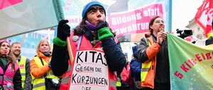 Vor dem Berliner Abgeordnetenhaus war lauter Protest gegen Haushaltskürzungen zu hören.