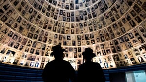 Zwei orthodoxe jüdische Männer stehen in der Halle der Namen in der Holocaust-Gedenkstätte Yad Vashem in Jerusalem.
