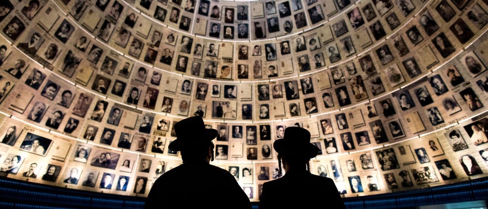 Zwei orthodoxe jüdische Männer stehen in der Halle der Namen in der Holocaust-Gedenkstätte Yad Vashem in Jerusalem.