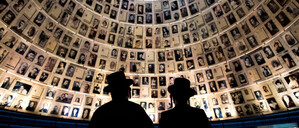 Zwei orthodoxe jüdische Männer stehen in der Halle der Namen in der Holocaust-Gedenkstätte Yad Vashem in Jerusalem. 