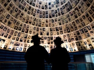 Zwei orthodoxe jüdische Männer stehen in der Halle der Namen in der Holocaust-Gedenkstätte Yad Vashem in Jerusalem.