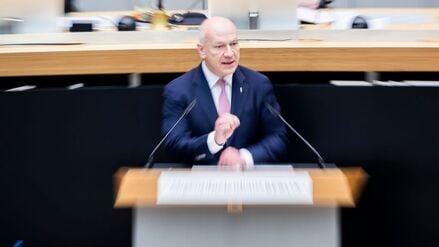 Kai Wegner (CDU), Regierender Bürgermeister von Berlin, spricht bei der 77. Plenarsitzung des Berliner Abgeordnetenhauses.