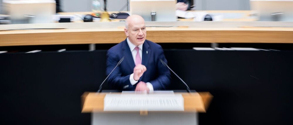 Kai Wegner (CDU), Regierender Bürgermeister von Berlin, spricht bei der 77. Plenarsitzung des Berliner Abgeordnetenhauses.