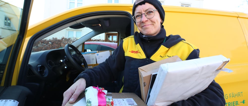 Nadine Paschkowski ist mit dutzenden Paketen unterwegs, damit alle pünktlich ihre Weihnachtsgeschenke bekommen.