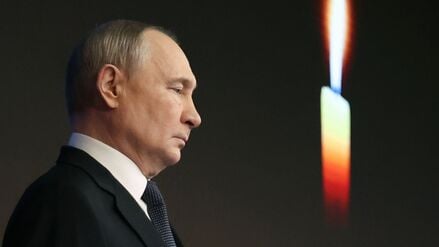 16.12.2025, Russland, Moskau: Der russische Präsident Wladimir Putin nimmt an einer Schweigeminute während der jährlichen Vorstandssitzung des Verteidigungsministeriums in Moskau teil.