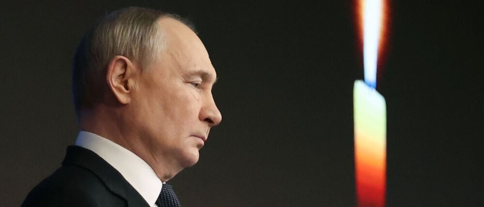 16.12.2025, Russland, Moskau: Der russische Präsident Wladimir Putin nimmt an einer Schweigeminute während der jährlichen Vorstandssitzung des Verteidigungsministeriums in Moskau teil.