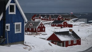 Eine grönländische Flagge weht vor dem örtlichen Krankenhaus von Ilulissat, einem Ort an der Westküste Grönlands. 