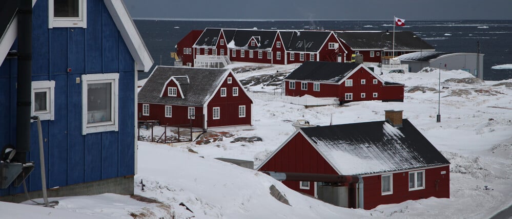 Eine grönländische Flagge weht vor dem örtlichen Krankenhaus von Ilulissat, einem Ort an der Westküste Grönlands. 