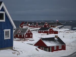 Eine grönländische Flagge weht vor dem örtlichen Krankenhaus von Ilulissat, einem Ort an der Westküste Grönlands. 