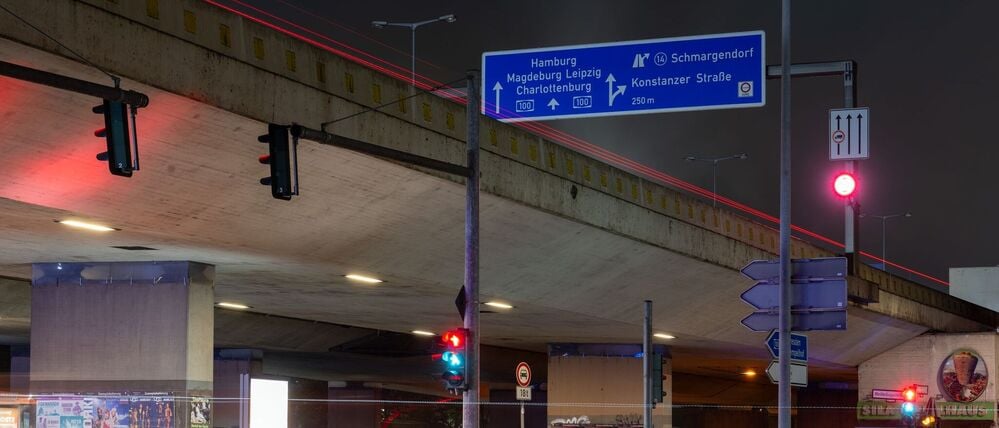 Die A100-Brücke über die Mecklenburgische Straße soll bei eingschränktem Verkehr saniert werden. (Archivbild)