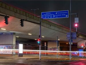 Die A100-Brücke über die Mecklenburgische Straße soll bei eingschränktem Verkehr saniert werden. (Archivbild)