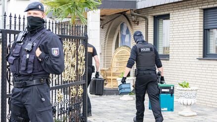 Nordrhein-Westfalen, Leverkusen: Polizisten betreten eine Villa. Bei Ermittlungen gegen Clankriminalität durchsuchten Spezialkräfte der Polizei rund 30 Objekte in Nordrhein-Westfalen. (Archiv)