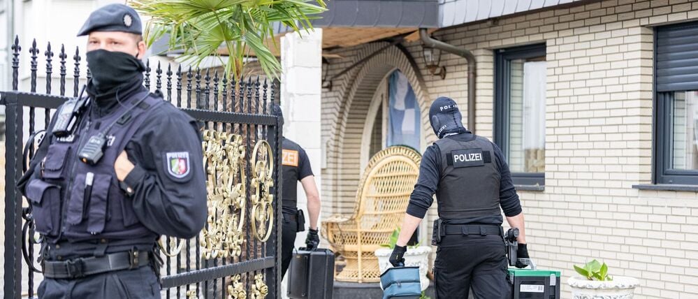 Nordrhein-Westfalen, Leverkusen: Polizisten betreten eine Villa. Bei Ermittlungen gegen Clankriminalität durchsuchten Spezialkräfte der Polizei rund 30 Objekte in Nordrhein-Westfalen. (Archiv)