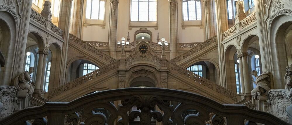 Weil er seinen 77-jährigen Vater nach einem Streit erstochen haben soll, steht ein 44-Jähriger vor Gericht. (Foto Illustration)