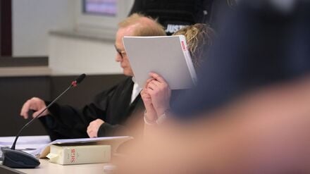 Vor dem Landgericht in Dessau-Roßlau ist eine Zwillingsmutter nach dem Tod ihrer Kinder verurteilt worden. (Archivbild)