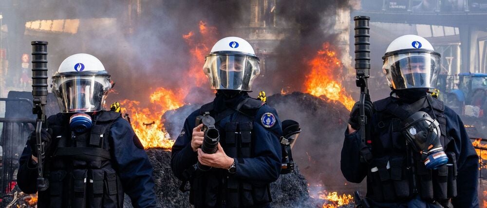 Die Polizei versucht, Demonstranten während einer Demonstration europäischer Landwirte in der Nähe des Europäischen Parlaments in Brüssel zu vertreiben.