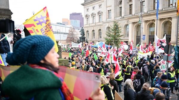 Streikende stehen während eines Warnstreiks im öffentlichen Dienst in Berlin vor dem Abgeordnetenhaus.
