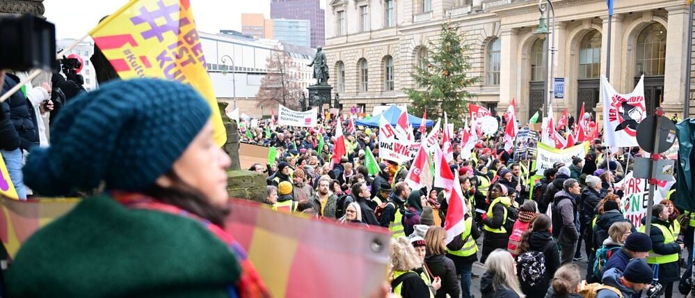 Streikende stehen während eines Warnstreiks im öffentlichen Dienst in Berlin vor dem Abgeordnetenhaus.