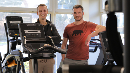 Matthias Tausch und Julian Päpke-Alisch (v.l.) vom Bornimer SC in ihrem neuen Fitnessstudio „Körperwerk“.