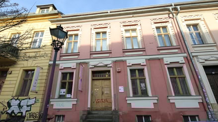 Potsdamer Kunstverein. Der seit 1908/09 bestehende Potsdamer Kunstverein e.V. hat angekündigt, sich organisatorisch und inhaltlich neu aufzustellen. Die Wahl des neuen Vorstands ist für Ende Februar 2026 geplant.