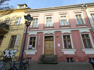 Potsdamer Kunstverein. Der seit 1908/09 bestehende Potsdamer Kunstverein e.V. hat angekündigt, sich organisatorisch und inhaltlich neu aufzustellen. Die Wahl des neuen Vorstands ist für Ende Februar 2026 geplant.