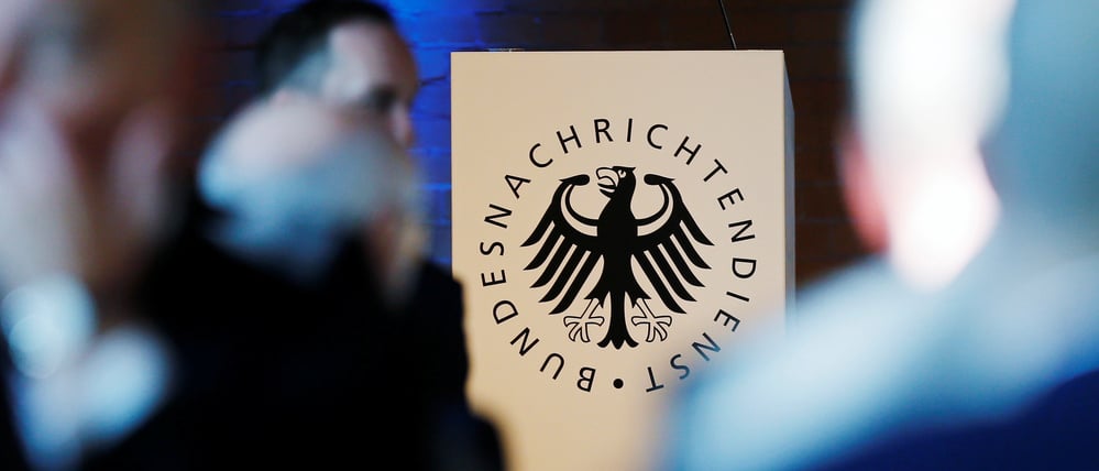 Das Logo des Bundesnachrichtendiensts (BND) ist auf einer Veranstaltung zu sehen.