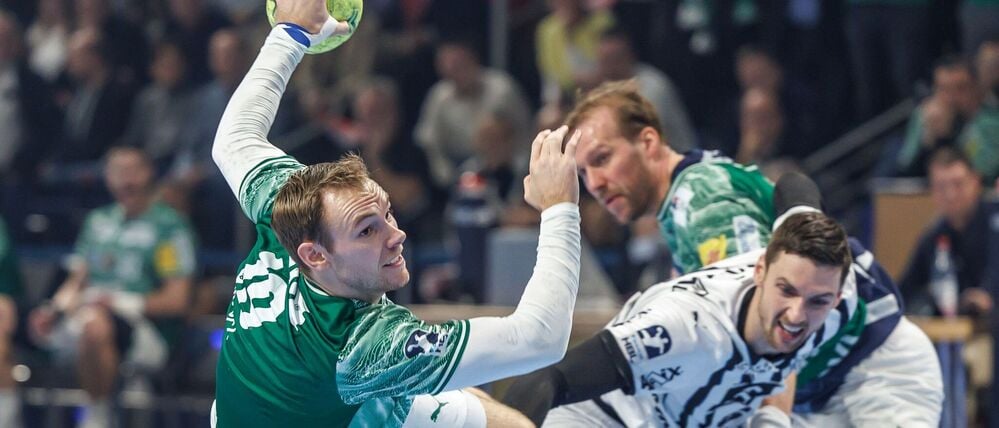 Welthandballer Mathias Gidsel kommt gegen Kiel akrobatisch zum Abschluss.