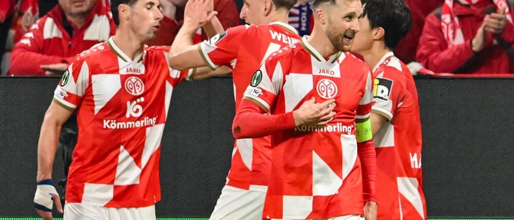 Silvan Widmer (2.v.r.) freut sich über seine Führung für Mainz.